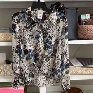Beautiful Cabi style #4536 Victoria Blouse! Size Small. Cream Floral.